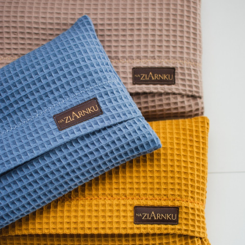 kolorowe poduszki z wisni